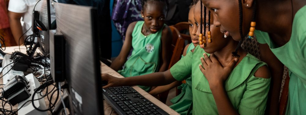 Jeunes filles au Togo devant un ordinateur