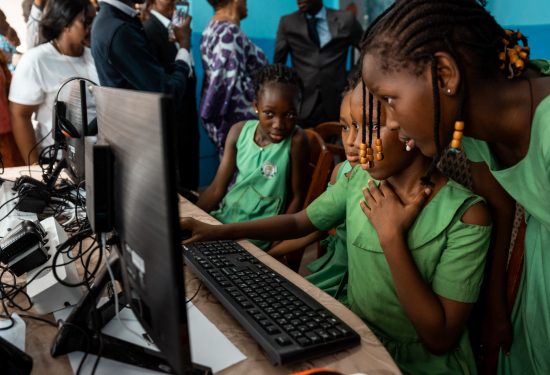 Jeunes filles au Togo devant un ordinateur