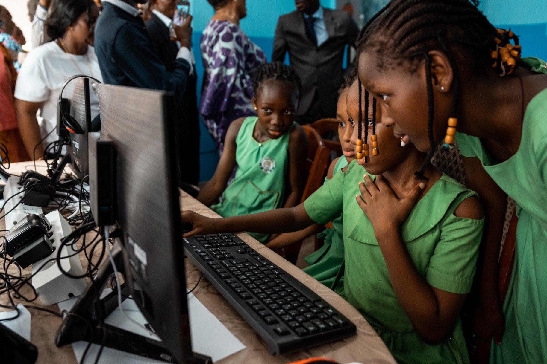 Jeunes filles au Togo devant un ordinateur